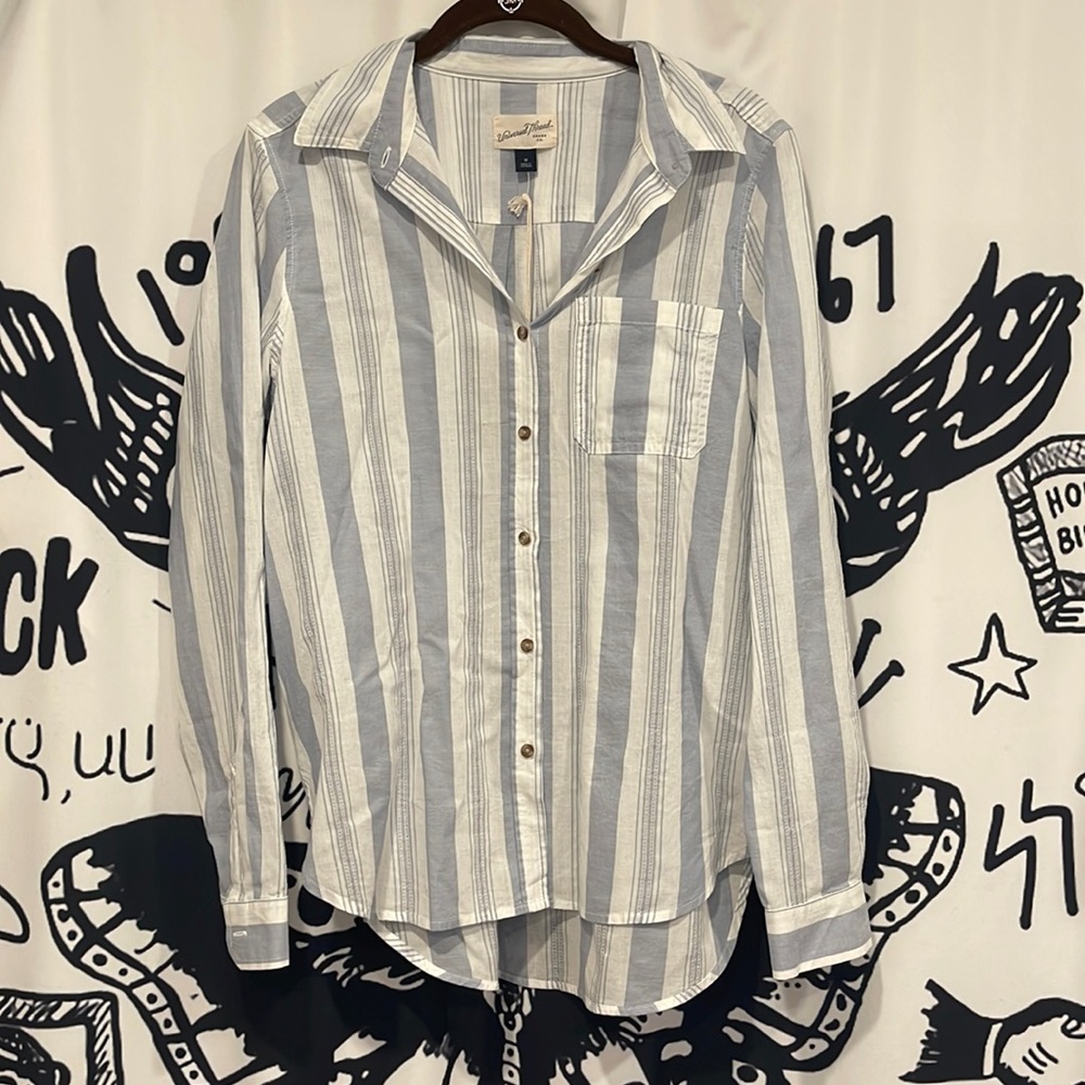 NWT😚Blue striped button up